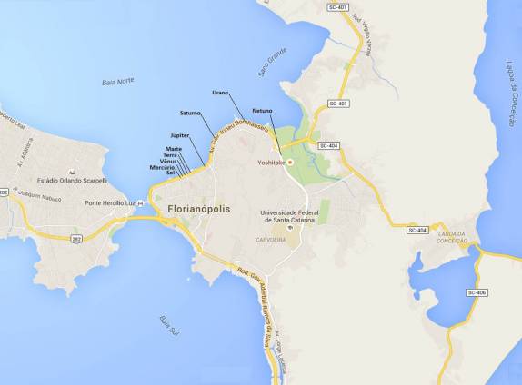 Mapa mostrando a ponte Hercílio Luz e a Avenida Beira-mar norte, com a localização das placas informativas sobre cada planeta do nosso sistema solar (em Florianópolis, capital de Santa Catarina)